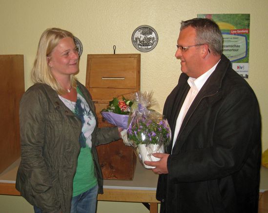 Bürgermeister Stefan Hable beglückwünscht die neue Ortsvorsteherin