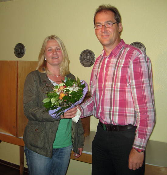 Der ehemalige Ortsvorsteher Bernd Rittergratuliert der neuen Ortsvorsteherin